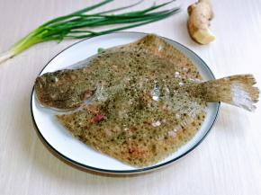 买回来的多宝鱼，有点大1斤半多，10寸的盘子好不容装下它，哈哈。