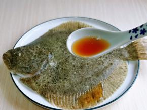 加入料酒，因为鱼比较大，我加了2小勺料酒。