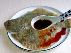 再加入生抽，同样2小勺。