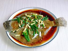 再均匀撒上切好的葱段和姜丝。