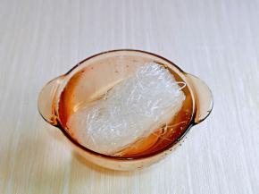 将龙口粉丝，冷水泡软。