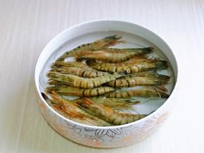 首先将黑虎虾解冻，放入冷水中，自然解冻就可以。