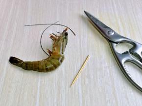 将虾的须须头剪掉，再用牙签将虾线挑出。