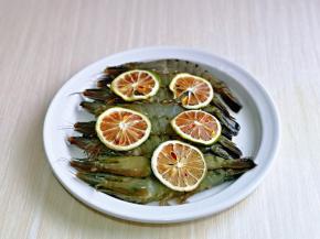 再放上柠檬片。