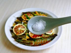 按个人口味加入盐。