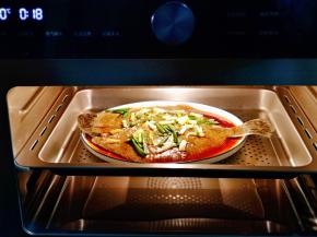 腌制好的鱼入蒸箱，蒸18分钟，焖3分钟。(用蒸锅也可以）