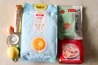 姜饼食材：金龙鱼臻选糕点用小麦粉200克、姜汁红糖粉30克、盐1克、糖粉50克、全蛋液30克、黄油90克。
装饰食材:糖粉100克、蛋清15克、柠檬汁几滴，色素（红色、蓝色）各少许。