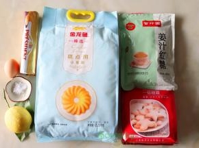 姜饼食材：金龙鱼臻选糕点用小麦粉200克、姜汁红糖粉30克、盐1克、糖粉50克、全蛋液30克、黄油90克。
装饰食材:糖粉100克、蛋清15克、柠檬汁几滴，色素（红色、蓝色）各少许。