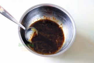 姜汁红糖粉、全蛋液，混合搅拌均匀无颗粒状，这个姜汁糖粉比较细腻，不需要加热溶解