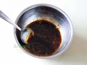 姜汁红糖粉、全蛋液，混合搅拌均匀无颗粒状，这个姜汁糖粉比较细腻，不需要加热溶解