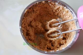 把搅拌好的红糖姜汁蛋液倒入，继续打发至蓬松的黄油糊。