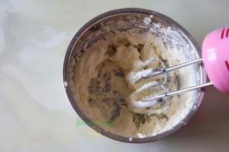 黄油切块软化之后，加糖粉、盐，用打蛋器打至体积蓬松。