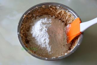 加入过筛的金龙鱼臻选糕点用小麦，用刮刀上下左右搅拌均匀，不需要太用力。