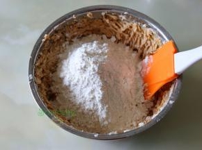 加入过筛的金龙鱼臻选糕点用小麦，用刮刀上下左右搅拌均匀，不需要太用力。