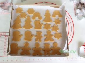 直接把硅油纸和上面的饼胚一起移动到烤盘。