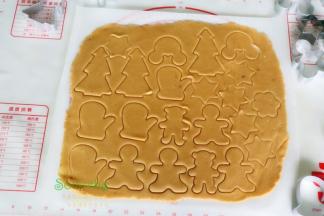 擀薄的面皮用饼干模具刻出饼干胚，然后用手撕去多余的边角。边角可以下一个面团擀薄，刻出饼干胚。
