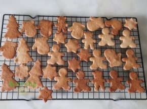 烤好的饼干放在架子上放凉，继续相同的方法做第二盘姜饼。