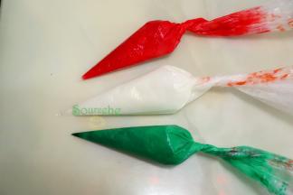 糖粉、柠檬汁、蛋清搅拌均匀，装完3个裱花袋，然后取其中2个袋子分别放入红色和绿色。