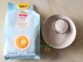 金龙鱼臻选糕点用小麦粉，取200克出来，过筛。