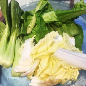 2 将青菜清洗干净，沥干水分，装盆备用