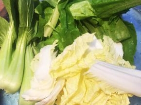 2 将青菜清洗干净，沥干水分，装盆备用