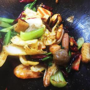 8 不断翻炒，直至蔬菜炒熟，可根据自己口味决定是否需要加盐。我没有加，因为感觉调料的咸淡正好