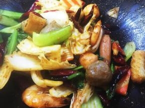 8 不断翻炒，直至蔬菜炒熟，可根据自己口味决定是否需要加盐。我没有加，因为感觉调料的咸淡正好