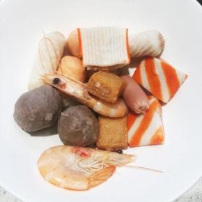 1 将鱼丸类的荤菜、土豆片、藕片，清洗干净，  然后用热水焯熟，沥干水分，装盘备用