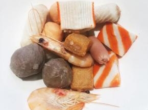 1 将鱼丸类的荤菜、土豆片、藕片，清洗干净，  然后用热水焯熟，沥干水分，装盘备用