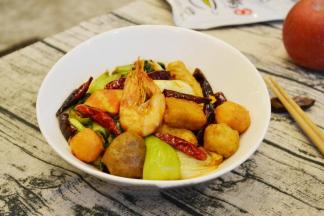 9 炒熟后，装盘盛出即可。香喷喷的麻辣香锅就做好了