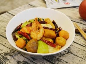 9 炒熟后，装盘盛出即可。香喷喷的麻辣香锅就做好了