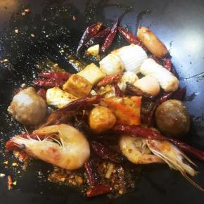 6 放入焯好的荤菜，翻炒均匀