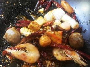 6 放入焯好的荤菜，翻炒均匀