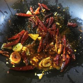 5 期间用小火或者中火，防止糊锅，翻炒均匀，出香味