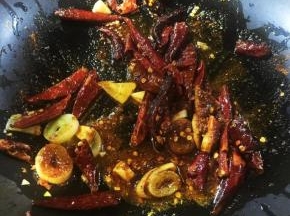 5 期间用小火或者中火，防止糊锅，翻炒均匀，出香味