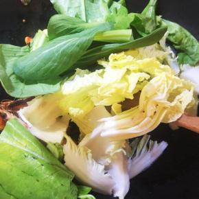 7 放入青菜，不断地翻炒，过程中如果快要糊锅，可适当滴入少许清水