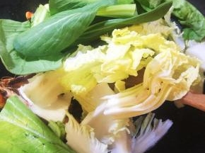 7 放入青菜，不断地翻炒，过程中如果快要糊锅，可适当滴入少许清水