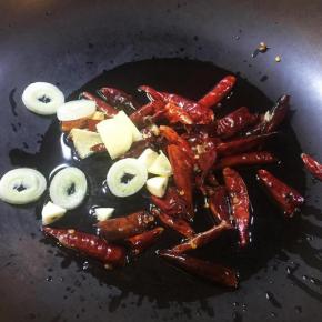 3 锅里稍微多放点油，油热后放入干红辣椒和葱姜蒜爆香