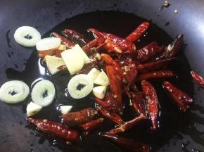 3 锅里稍微多放点油，油热后放入干红辣椒和葱姜蒜爆香