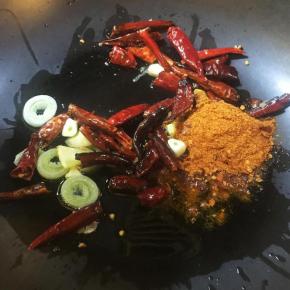 4 出香味后放入适量的酷克壹佰麻辣香锅调料