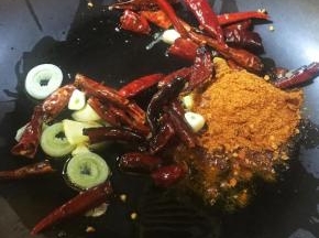 4 出香味后放入适量的酷克壹佰麻辣香锅调料