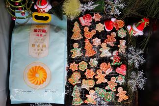 糖霜干了之后，拍照的时候撒些糖粉，装修一下，不会美还甜甜的，很好吃。