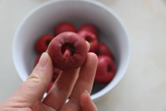 山楂清洗干净后，去除内核。