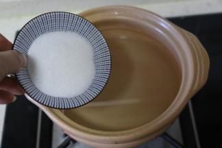 砂锅中倒入一碗水，加入白糖冰糖煮至融化。