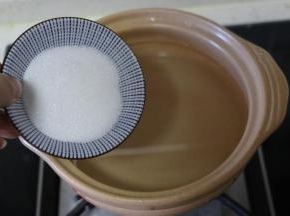 砂锅中倒入一碗水，加入白糖冰糖煮至融化。
