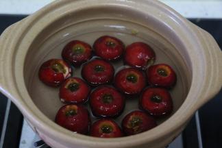 放入山楂煮5分钟即可。