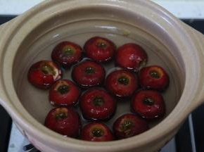 放入山楂煮5分钟即可。