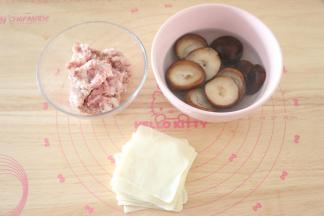 准备食材。干香菇提前泡发。