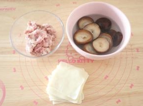 准备食材。干香菇提前泡发。
