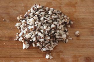 香菇剁碎。